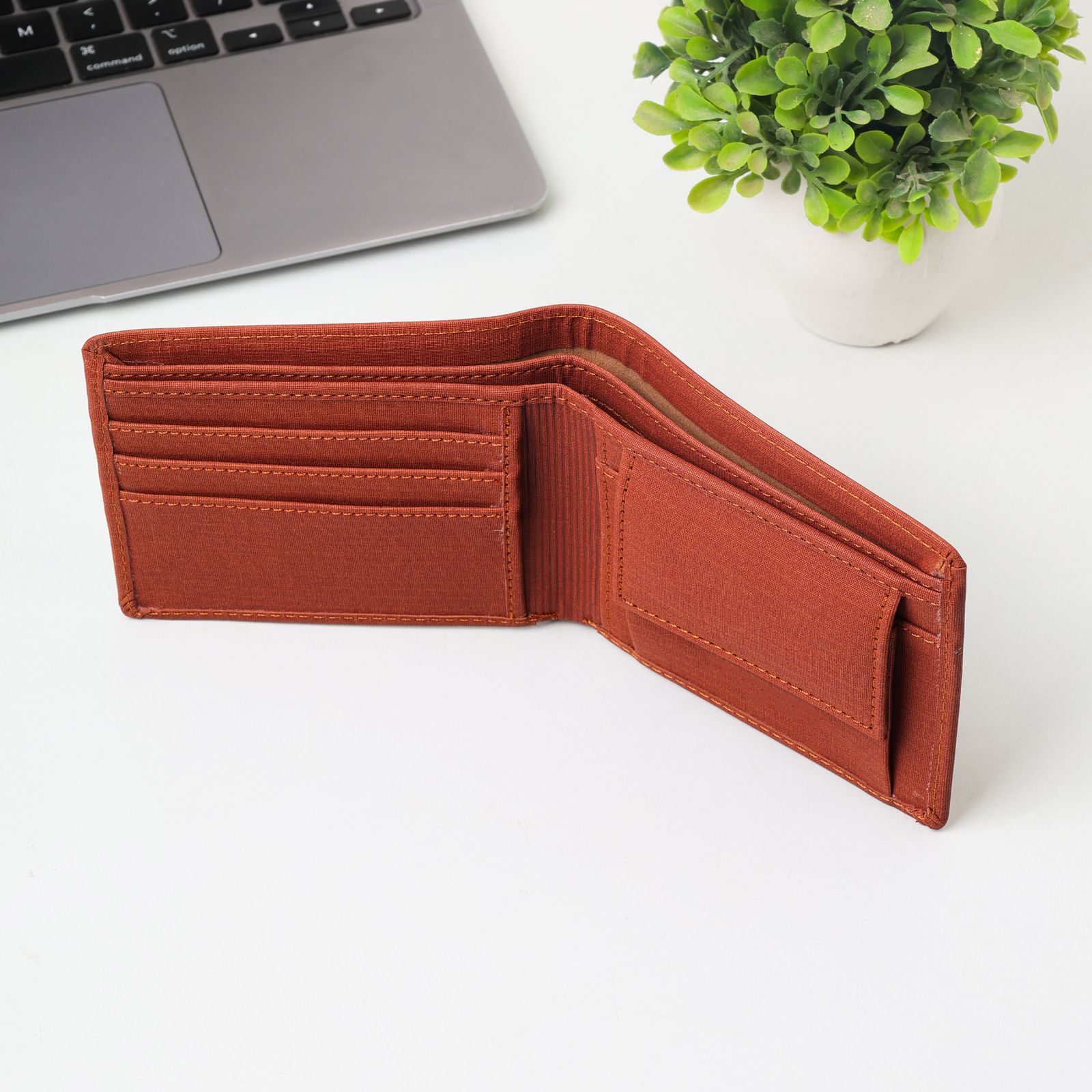 Cartera abierta sobre un escritorio