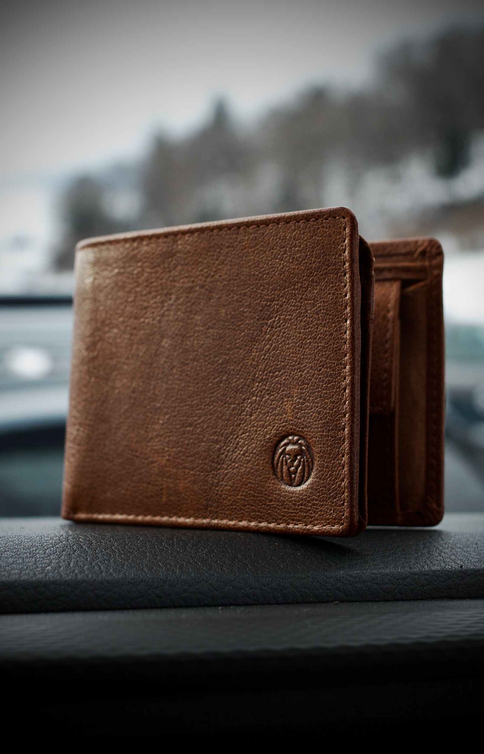 Cartera de piel con el logotipo grabado