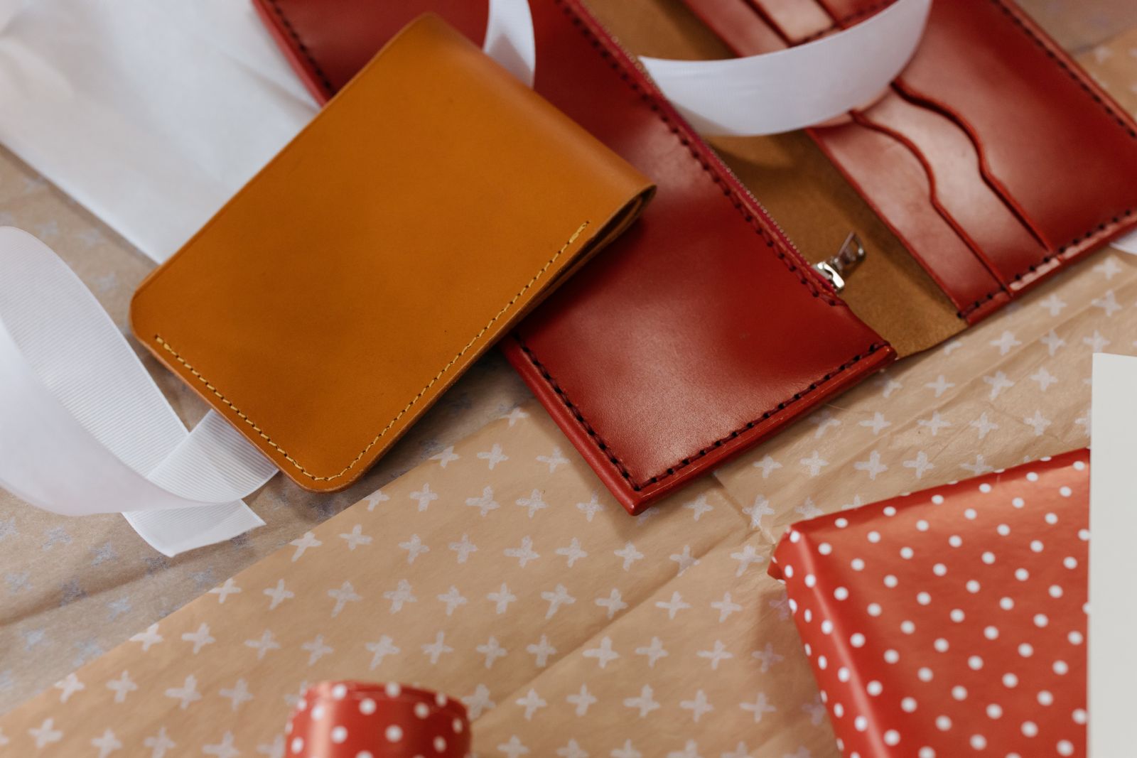 Cartera de piel presentada como regalo
