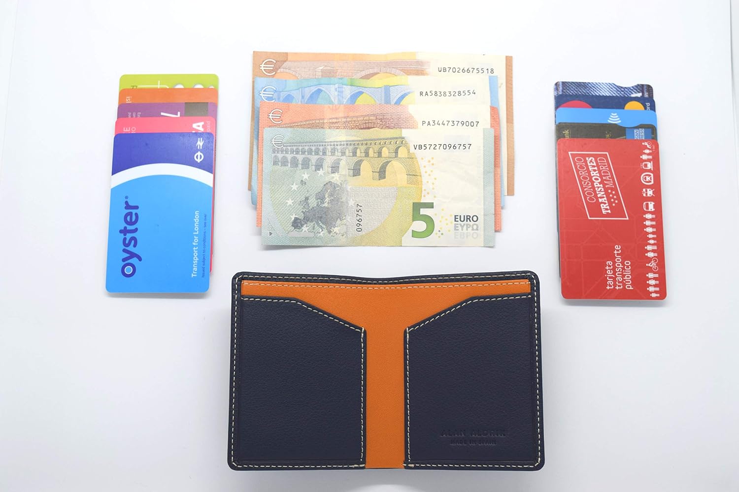 Todo lo que cabe en la cartera Sagano: tarjetas, billetes y abonos de transporte