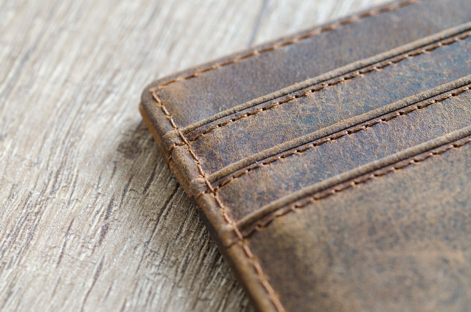 Cartera de piel sobre madera